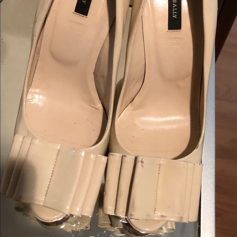 Gorgeous peep toe cream patent platforms